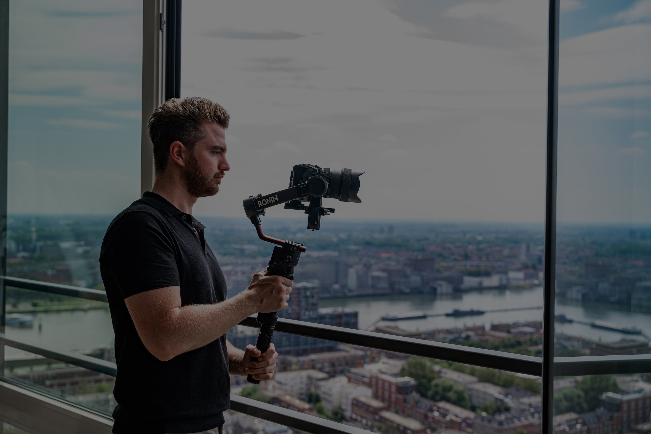 Rik Vogelaars aan het werk als vastgoedvideograaf